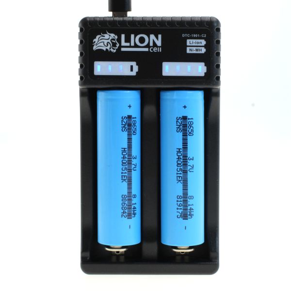 Li-Ion Ladegerät Lion-Cell LC 210 - Topansicht mit eingelegten 18650 Akkus